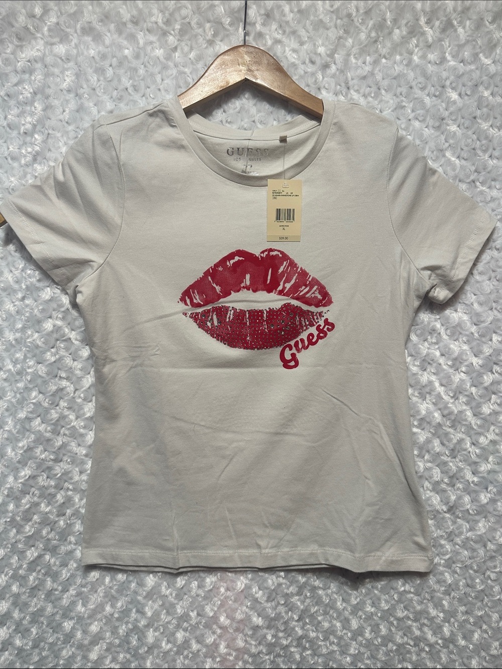✨ GUESS Off white Women’s XL Lips Rhinestone Graphic T-Shirt NWT